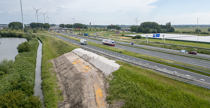 De contouren van de proefterp langs de A27 bij de Achterweg in Nieuwegein zijn al goed te zien.